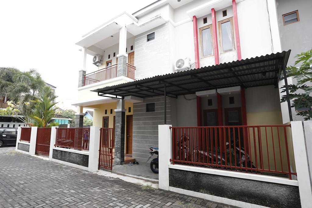 Hotel Reddoorz @ Jalan Damai à Ngaglik Extérieur photo