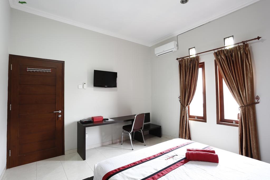 Hotel Reddoorz @ Jalan Damai à Ngaglik Extérieur photo