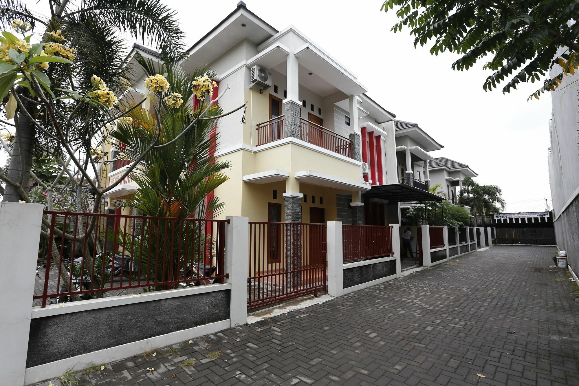 Hotel Reddoorz @ Jalan Damai à Ngaglik Extérieur photo